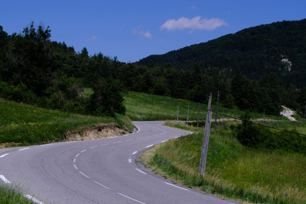 strada di campagna. Articolo sulla pazzia, una strada che porta al distacco dal diverso