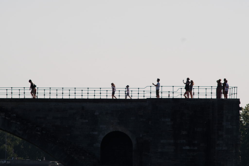 gruppo di persone su una terrazza. psicologia dinamiche di gruppo